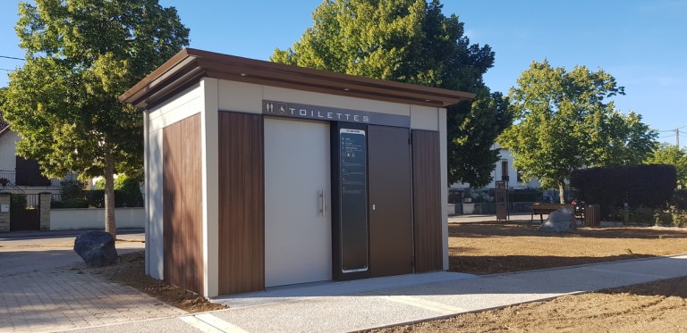 Francioli : mobilier urbain et toilettes publiques en béton
