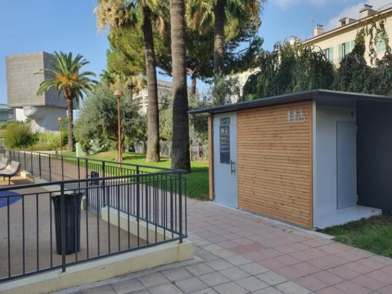 Francioli installe des toilettes publiques sécurisées à Nice
